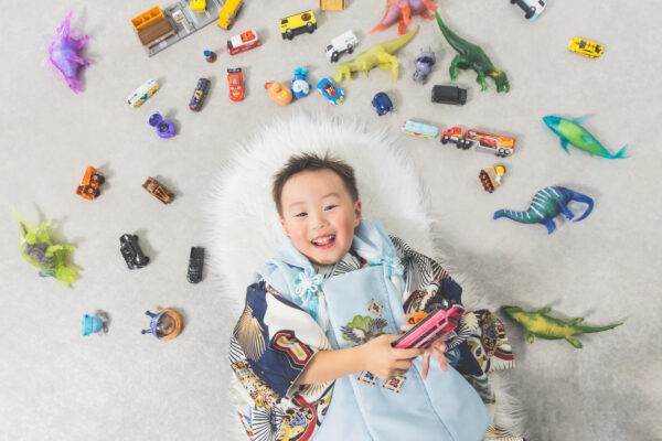 富山　射水市　フォトスタジオ　七五三　753 撮影　写真　記念　思い出皆様こんにちは✨スタジオピッピです🐣

今回は七五三撮影での素敵な一枚をご紹介！📸

なんと、たくさんの車と恐竜さんを連れて、撮影しにきてくれました❣️

